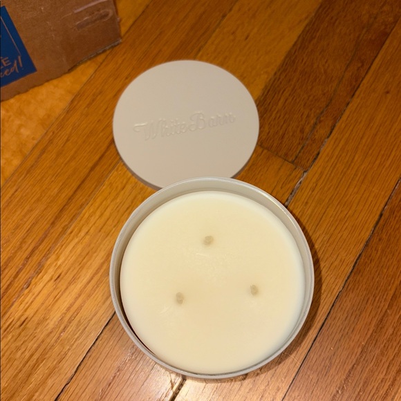 White Barn Balsam & Bergamot 3 wick candle - Picture 2 of 4
